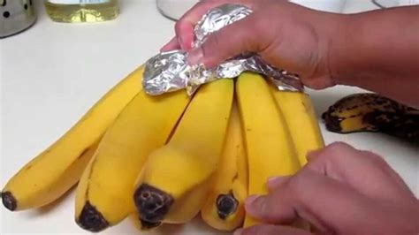 Plátanos maduros listos para congelar junto a un puñado de nueces