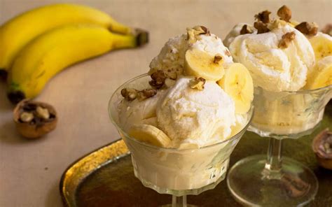 Helado de plátano y nueces servido en una copa, decorado con nueces extra
