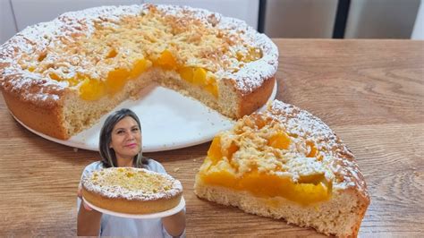 Foto de un kuchen de durazno decorado con trozos de duraznos frescos