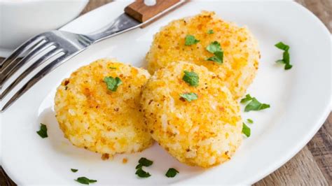 infografía con los pasos para hacer croquetas de arroz clásicas