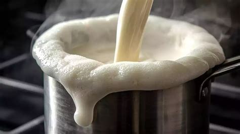 Proceso de añadir sémola a la leche hirviendo mientras se remueve