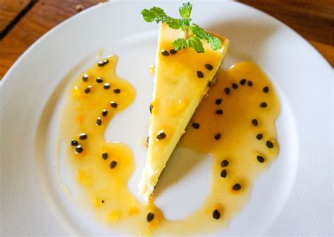 Fotografía gastronómica de una porción de tarta de maracuyá con cobertura brillante y textura cremosa