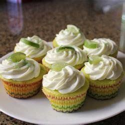 Betún de limón cremoso sobre un postre o cupcake