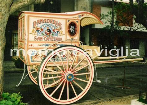 Ilustración de un carro antiguo decorado con fileteado porteño