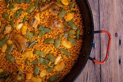 Fotografía de una paella valenciana tradicional.