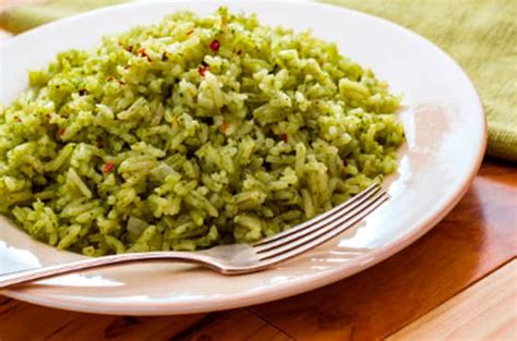 Imagen de una tarta de arroz verde vibrante.