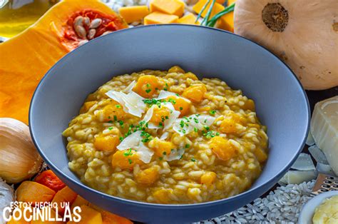 Fotografía de un risotto cremoso de calabaza y salvia.