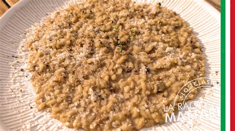 Fotografía de un risotto clásico cremoso.