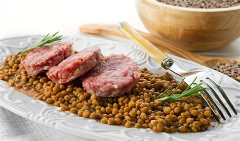 Imagen de un plato de lentejas con cotechino, típico de la Nochevieja italiana