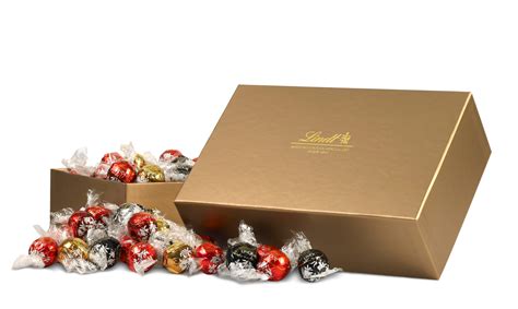 Variedad de cajas de regalo Lindt y tabletas de chocolate.