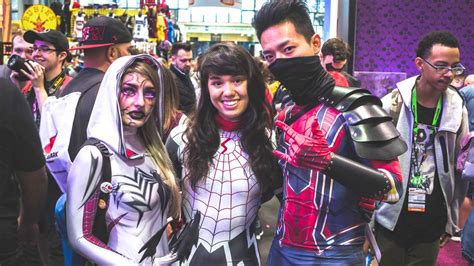 Fotografía de un evento de cosplay de personajes japoneses en una convención internacional.