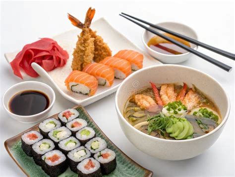 Fotografía apetitosa de varios platos de la gastronomía japonesa, incluyendo sushi, ramen y tempura.