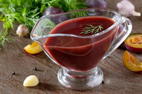 Ingredientes para la salsa de ciruela: ciruelas pasas, cebolla, ajo, vino, especias