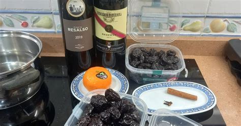 Primer plano de ciruelas pasas remojándose en vino tinto