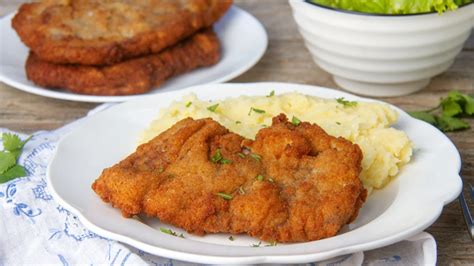 Imagen de milanesas doradas y crujientes rebozadas con avena en un plato