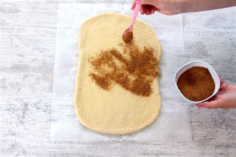 Masa de cinnamon roll estirada y rellena, lista para enrollar