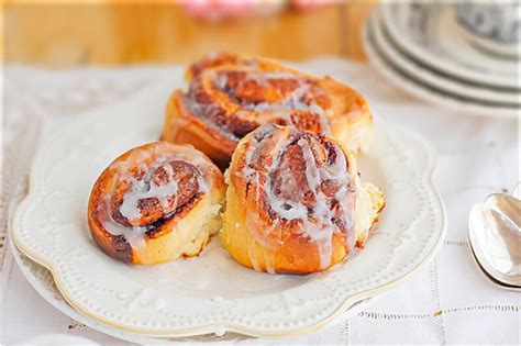 Varios cinnamon rolls glaseados apilados en un plato