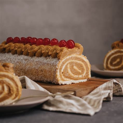 Brazo de Reina decorado con manjar y coco rallado
