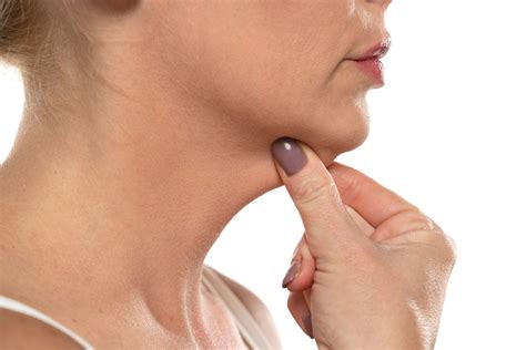 Infografía comparativa de diferentes tipos de bultos en el cuello: ganglio inflamado, nódulo tiroideo, quiste sebáceo, lipoma.