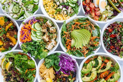 Variedad de ensaladas coloridas en diferentes cuencos.