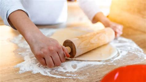 Ilustración del proceso de estirar y cortar la masa de alfajor