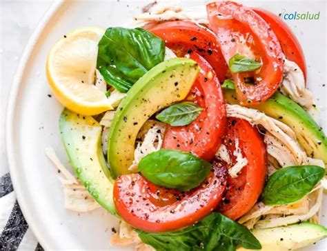 Panqueque siendo rellenado con pollo, palta y tomate