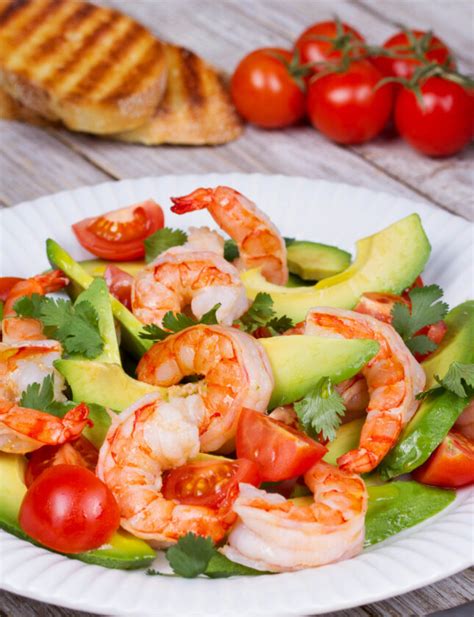Ensalada de camarones con berros, aguacate y jitomates, aderezada con vinagreta
