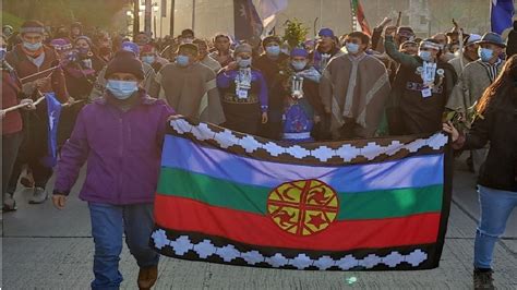 Fotografía de la bandera Wenufoye ondeando en una manifestación o evento cultural