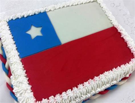 Primer plano de una Torta Bandera Chilena mostrando la decoración detallada de los colores y la estrella
