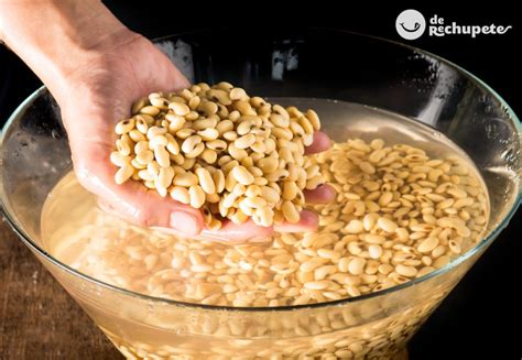 Infografía detallando los pasos de remojo y cocción de la leche de soja con nueces.