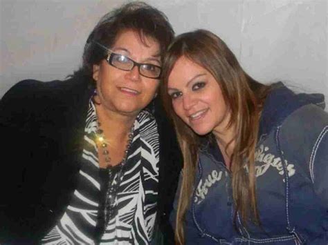Retrato fotográfico de Jacqie Rivera junto a su madre, Jenni Rivera.