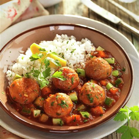 plato de albóndigas de atún con salsa y guarnición
