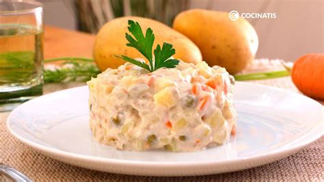 Plato de ensaladilla rusa servido elegantemente en un bol