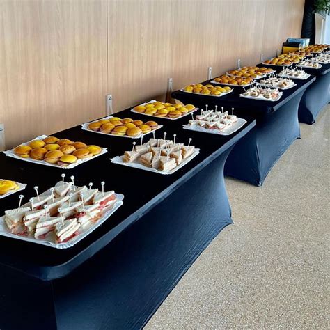 Mesa de catering elegantemente decorada con temática acorde al evento