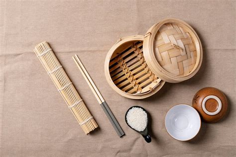 Colección de utensilios tradicionales para preparar sushi