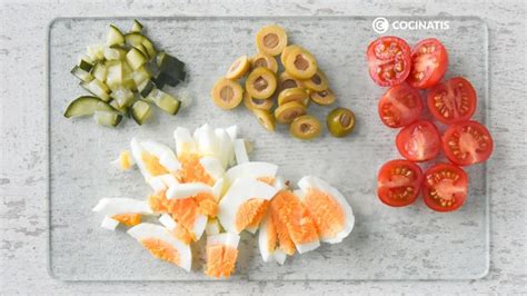 Primer plano de ingredientes de ensalada cortados en formas creativas (flores, espirales)
