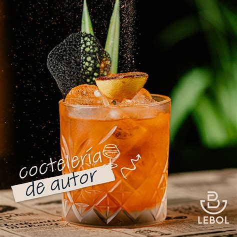 Fotografía de un cóctel clásico servido en Lebol Restobar, con un ambiente acogedor de fondo.