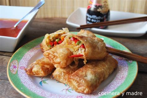Plato con salsa agridulce y rollitos primavera