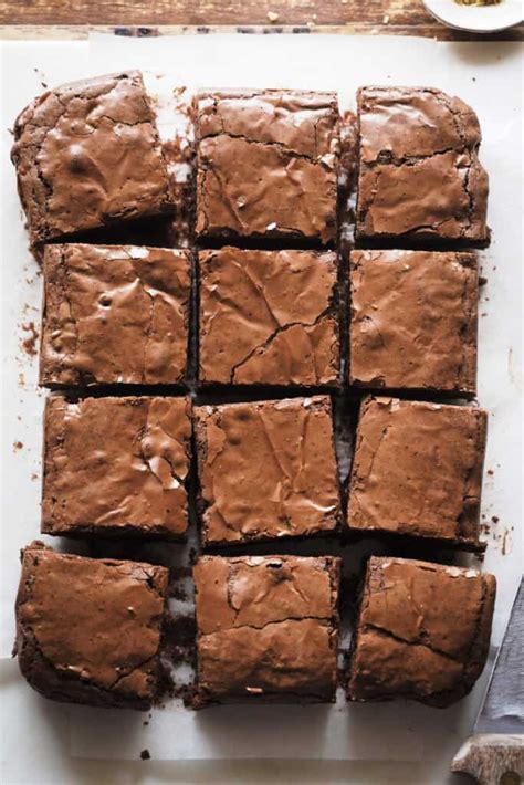 Esquema de las diferencias entre un brownie tradicional y un brownie saludable