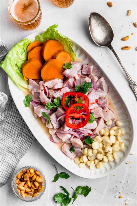 Ceviche de jurel tradicional peruano, con ingredientes frescos y vibrantes