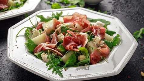 Plato de ensalada aliñado con aceite de nuez