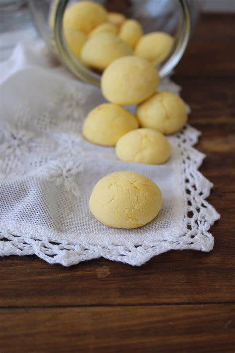 Foto de bollitos de maicena caseros, pequeños, redondos y pálidos.
