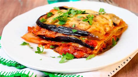 Esquema visual de las capas de una lasaña de berenjenas: base de tomate, láminas de berenjena, relleno de queso/vegetales y gratinado final.