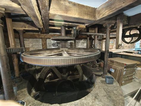 Fotografía antigua de un molino mecánico utilizado en la fabricación de chocolate