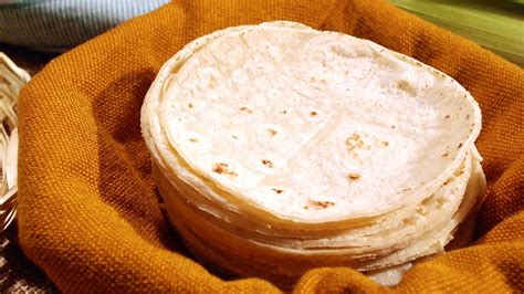 imagen de tortillas de maíz en un puesto callejero