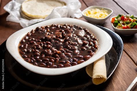imagen de un plato con tortillas de maíz, frijoles y verduras