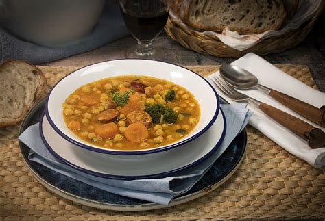 Infografía mostrando los pasos de preparación de los garbanzos guisados con chorizo y arroz.