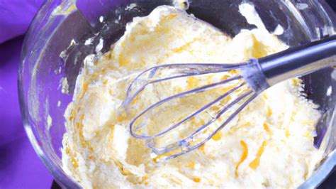 Proceso de batido de la mantequilla con azúcar hasta obtener una textura cremosa