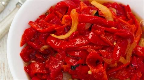 plato de pimientos asados en tiras con ajo y hierbas