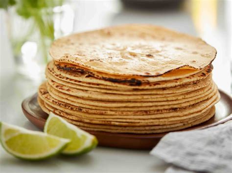 Masa de tortillas de harina recién hecha y bollos listos para estirar